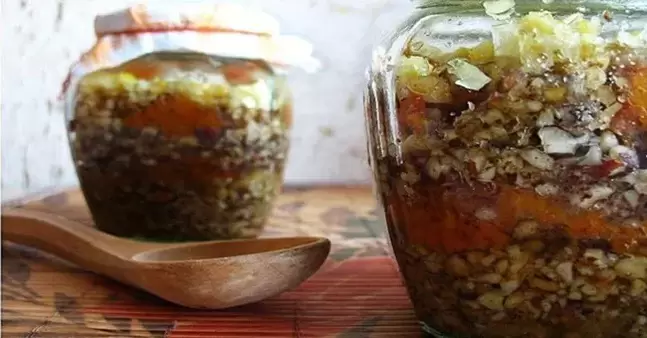 শক্তির জন্য মধুর সাথে বাদামের মিশ্রণ